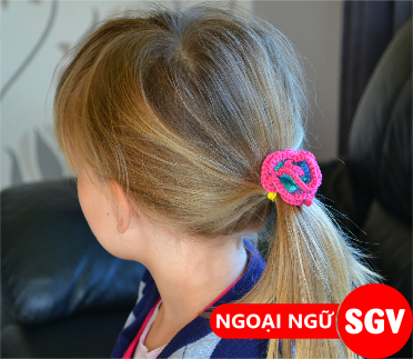 Cột tóc tiếng Anh là gì